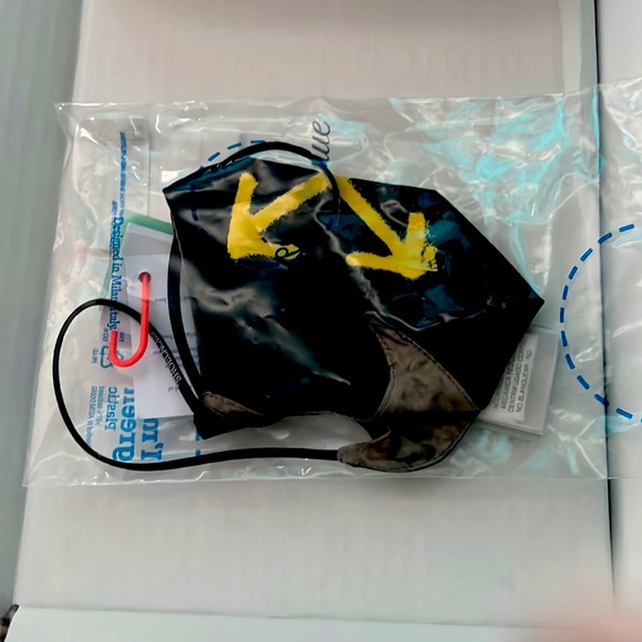 ‼️**Off-White Spray Arrow Face Mask**‼️ - Picture 2 of 5